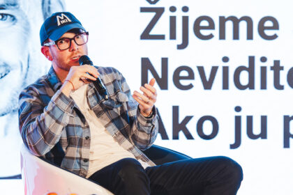 Miki Plichta® prednáša o Linkedin na pódiu pred publikom