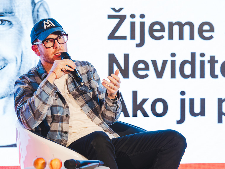 Miki Plichta® prednáša o Linkedin na pódiu pred publikom