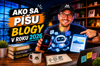 Miki Plichta® drží mobil s hlasovým záznamníkom, vedľa neho AI robot a rozpísaný blog