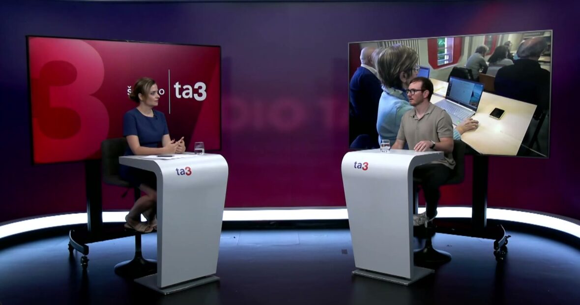 Miki Plichta® v štúdiu TA3 počas rozhovoru s Lenkou Buchlákovou o umelej inteligencii a osobnej značke